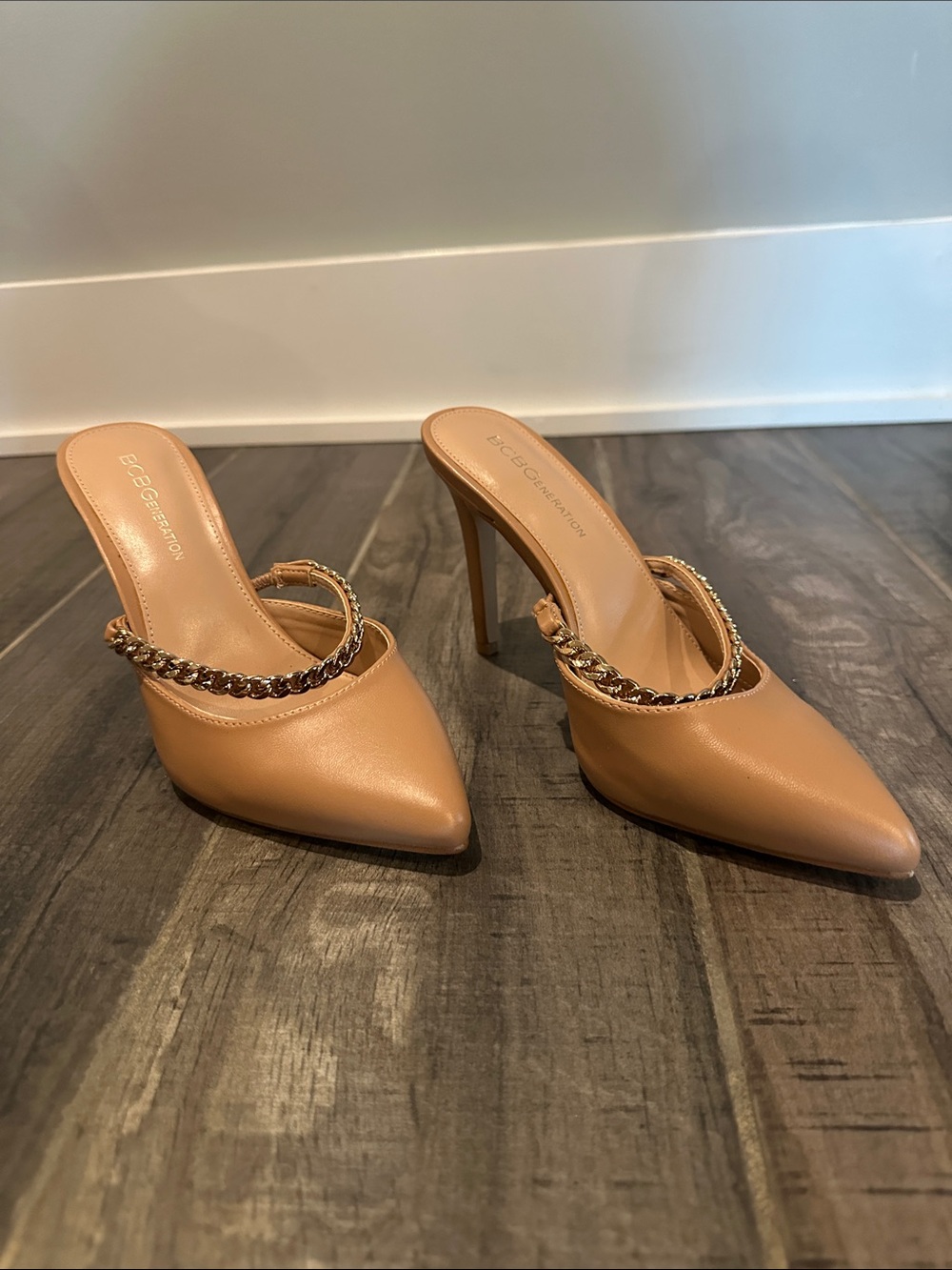 BCBG Nude Pointed heel with Gold Chain